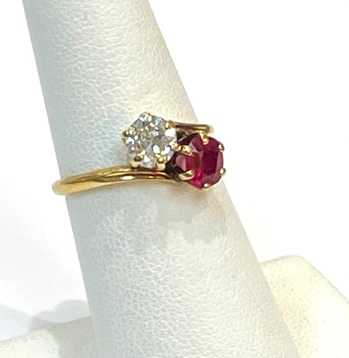 Antique Diamond Red Stone 14K Yellow Gold Ring